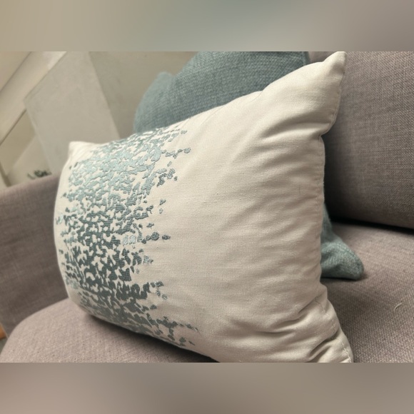 Joie De Vivre Embroidered Accent Lumbar Pillow Knife Edge
#0916241 - Picture 3 of 6